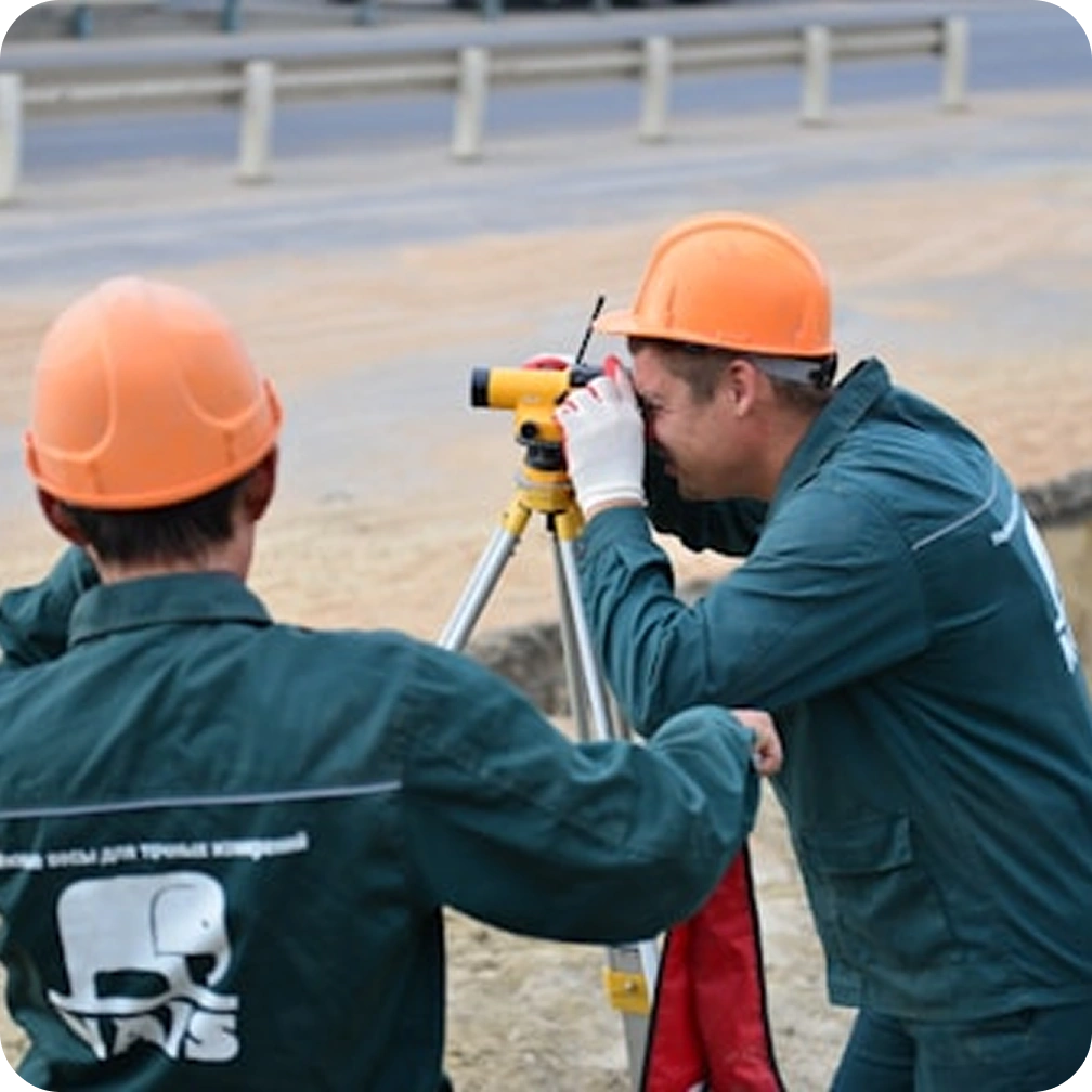 Tim survey mengoperasikan total station