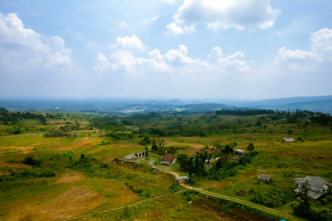 Drone melakukan pemetaan udara di atas lahan kosong di Kabupaten Bogor