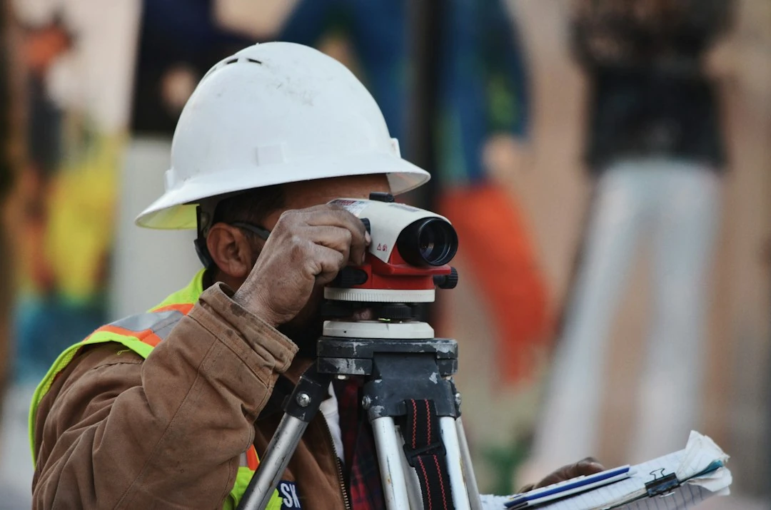 Panduan Memilih Alat Topografi untuk Proyek Konstruksi