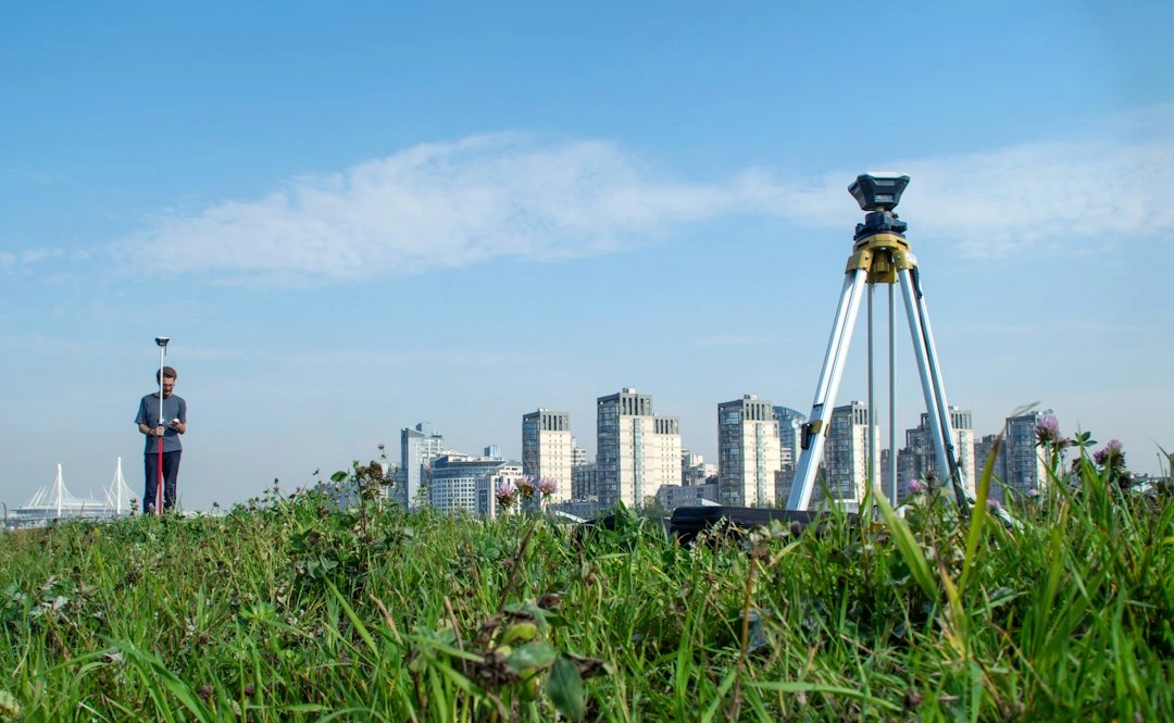 Tim surveyor melakukan survey topografi menggunakan alat total station di lapangan